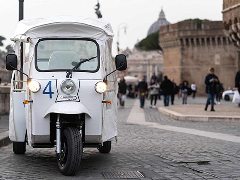 Electric Pegaso Tuk Tuk on a daytime tour through Rome